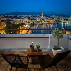Belvedere Luxury - Breathtaking View Couette-café Split